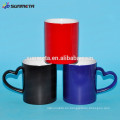 Color negro mate mate cambiante taza térmica con forma de corazón de la manija